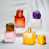Flacon de parfum miniature de luxe personnalisé de 50 ml en verre cubique avec pompe à fine brume Vaporisateur de voyage Impression sérigraphique scellée