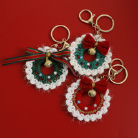 Niedlicher Weihnachtskranz Gehäkelter Schlüsselanhänger Handgestrickter Garn-Kranz Taschenanhänger Handgemachte Feiertagsdekoration Schlüsselring Geschenk