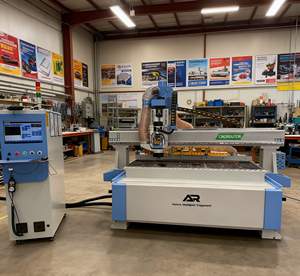 Machine à travailler le bois CNC robuste et portable pour la fabrication de meubles, de portes, de casiers, la découpe et la gravure de l'acrylique, du stratifié composite et du polystyrène - Product Image 1