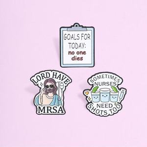 Atacado: Broches de Metal Criativos com Desenhos Animados de Frascos de Remédios para Enfermeiros e Médicos - Product Image 2