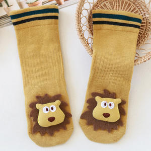 Calcetines largos de tubo de algodón peinado para bebé recién nacido con marionetas de animales Crew calcetines casuales antideslizantes altos para niños - Product Image 1