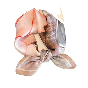 وشاح حريري صغير مربع الشكل للنساء 21 "مطبوع مربع صغير بسعر الجملة - Product Image 6