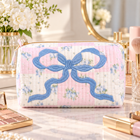 Pochette de maquillage matelassée avec nœud brodé personnalisé, motif floral, grande capacité, fermeture éclair, sac de toilette portable pour femmes