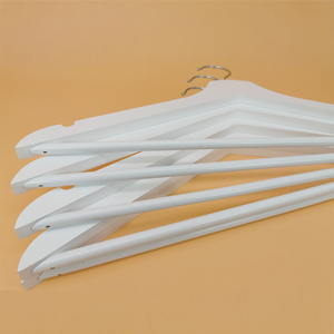 Muestra Gratis: Percha de Madera Blanca Antideslizante de 43 cm con Gancho de Níquel, Percha Ecológica para Ropa - Product Image 3