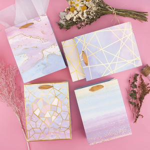 Sacs cadeaux en papier doré à dégradé violet, sacs cadeaux romantiques pour la Saint-Valentin, sacs à main pour les cadeaux d'anniversaire, emballage de luxe - Product Image 1