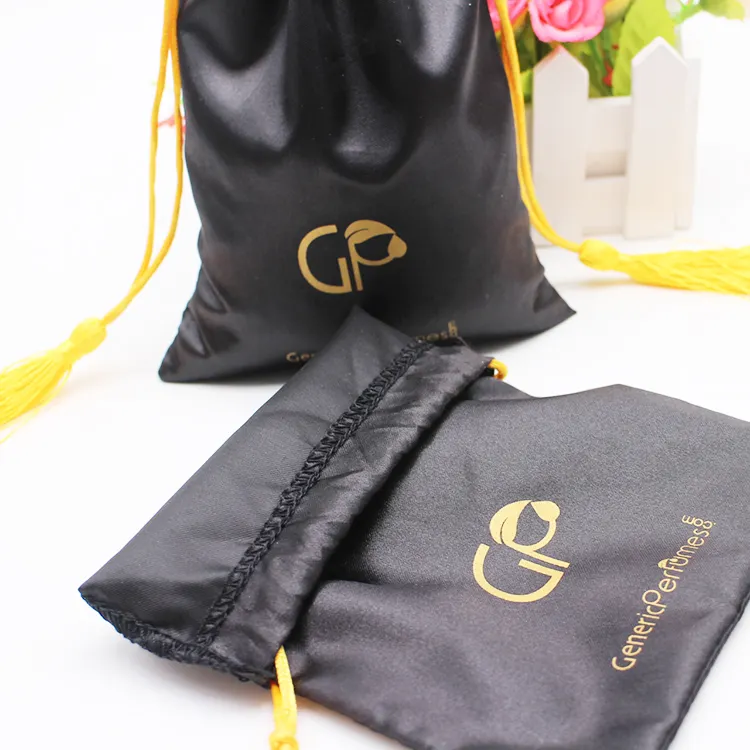 Taille personnalisée et logo Lingerie sac à cordes chaussures sac à poussière à cordon pochette cadeau en satin