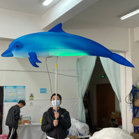 Modèle de poisson gonflable géant suspendu ou ambulant, décoration de dauphin gonflable accrocheuse pour les défilés et les événements