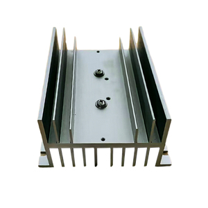 Dissipateur thermique en <span class=keywords><strong>aluminium</strong></span> anodisé noir en forme de <span class=keywords><strong>U</strong></span> pour montage sur circuit imprimé, avec services de pliage et de découpe pour la décoration - Product Image 3