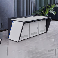 Console de luxe LEIENTE à trois places pour salles de surveillance, 1800*900*750mm, bureau de travail incurvé sur mesure pour centres de commandement