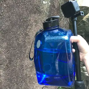 Botella de agua de plástico de gran capacidad con proteína de suero, sin BPA, logotipo personalizado, artículo de gran venta, galón, jarras de agua de plástico para beber, 2200ml