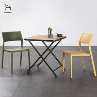 Chaise de salle à manger en plastique colorée et économique EaseNeat avec accoudoirs pour les zones d'attente des chaînes de restauration rapide
