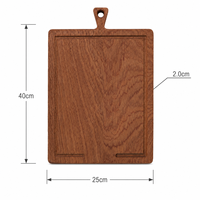 Houten broodplank van dik, natuurlijk hardhout met sapgoot, handvatgat, ecologisch, antibacterieel, voor het serveren van ontbijt.