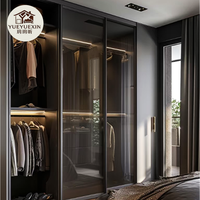 Armoire à portes vitrées anthracite de la série Midnight avec barres de suspension éclairées par LED et section d'exposition ouverte pour suites de chambre parentale modernes