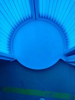 Mesin Tanning Vertikal Premium, Peralatan Tanning Berdiri untuk Pusat Estetika, Klub Kebugaran, dan Studio Perawatan Pribadi