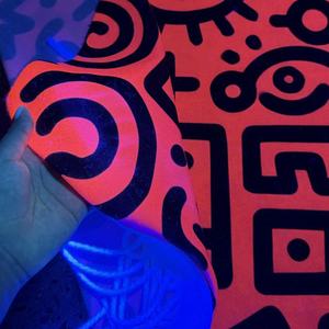 Sciarpa con Stampa Singola Reattiva ai Raggi UV, Motivo Coniglio Graffiti, Morbida in Poliestere, Lunga Pashmina per Festival Rave e Feste in Discoteca - Product Image 2