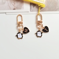 Porte-clés pingouin mignon avec initiale personnalisée, breloque cœur noir, pendentif de sac tendance, accessoires pour clés, cadeau d'amitié, vente en gros