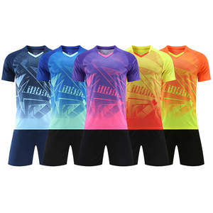 طقم كرة قدم بتصميم مخصص 2025 وصول جديد من البوليستر المسامي المطبوع - زي فريق سريع الجفاف بأكمام قصيرة - Product Image 1