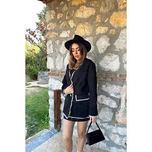 Chaqueta de mujer de gamuza negra con mangas largas y ribete a rayas. - Product Image 3