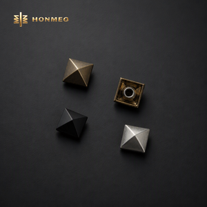 HONMEO Rivetti a punta piramidale personalizzati in lega di zinco, finitura ottone antico, nero, argento, <span class=keywords><strong>borchie</strong></span> quadrate per jeans, borse in pelle, cinture, capi d'abbigliamento, OEM, all'ingrosso - Product Image 1