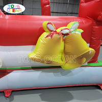 Glissade gonflable de Noël personnalisée pour l'extérieur, adaptée à une utilisation à sec et à l'eau, parfaite pour les fêtes d'adultes et d'enfants.