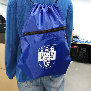 กระเป๋าเป้สะพายหลังแบบมีเชือกผูก ผลิตจากโพลีเอสเตอร์ น้ำหนักเบา ทนทาน มีช่องซิป เหมาะสำหรับเป็นของที่ระลึกจากมหาวิทยาลัย หรือของขวัญจากหน่วยงานการศึกษา - Product Image 2