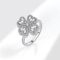 Bague en cuivre SA Trèfle à quatre feuilles ZIRCON entièrement pavée Fleur Bijoux de luxe légers pour femmes Vente en gros Fournisseurs en vrac