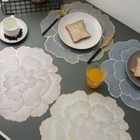 Set de table rond en PVC motif pivoine dorée, imperméable, anti-huile, antidérapant et isolant thermique pour la maison et la restauration