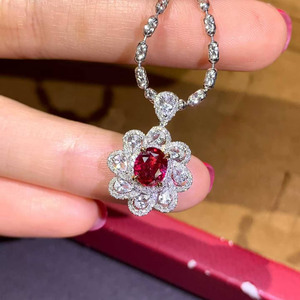 จี้พลอยทับทิมลายดอกไม้สีทอง18K 1.02ct ทับทิมแบบไม่ถูกความร้อนตามธรรมชาติจี้พลอยแซฟไฟร์สีขาว9เม็ดสำหรับผู้หญิง - Product Image 1