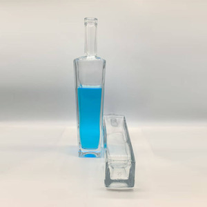 Venta directa de <span class=keywords><strong>f</strong></span>ábrica 750ml/700ml Botellas de vidrio cuadradas transparentes Color personalizado Estampado dorado Superficie vacía para Vodka <span class=keywords><strong>Gin</strong></span> Ron - Product Image 5