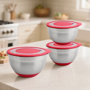 Tazón de mezcla de acero inoxidable con base roja y tapa hermética de diseño moderno para servir alimentos en el hogar. - Product Image 1