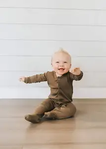 Erkek bebek kız ayaklı genel bebek Romper giysileri zafer bebek OEM hizmeti özel özelleştirilmiş GOTS sertifikalı organik pamuk tam