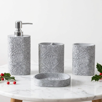 Juego de Baño de Resina Gris con Flores Talladas Personalizadas, Fabricante OEM de Poliresina, Kit Moderno de 4 Piezas con Dispensador de Jabón para Compradores de Hoteles