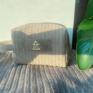 Sacs de voyage cosmétiques en velours de soie avec logo personnalisé trousse de maquillage pour femmes avec poignée trousse de maquillage de toilette de voyage en plein air - Product Image 3