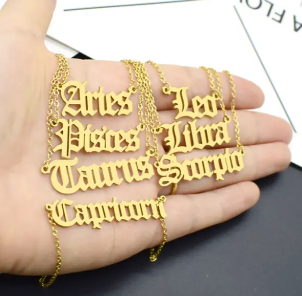 洗練された古代英語の手紙のネックレス12つ星の手紙チタン鋼のペンダントネックレス女性のためのカスタムネームジュエリー