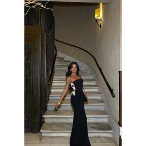 Robe de mariée longue noire avec un élégant détail en nœud - Product Image 5