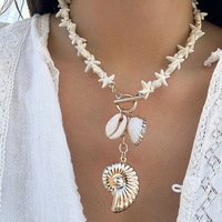Collier à breloques plaqué or avec pendentifs en coquillages naturels, étoiles de mer et perles de la collection Oceanic – Vente en gros de bijoux de mode – Choix populaire