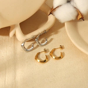 Pendientes de aro geométricos en forma de C, chapados en oro de 18 quilates, de acero inoxidable para mujer, diseño minimalista a la moda. - Product Image 1