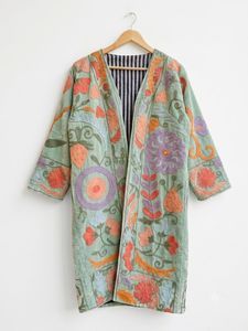 Veste en velours brodée à la main avec des animaux pastel, style Suzani, en coton respirant, robe kimono bohème, vêtement d'extérieur long, cadeau pour elle - Product Image 4