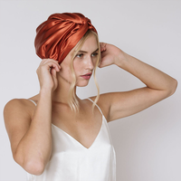 Topi tidur berbahan 100% sutra ini anti kusut, lembut, nyaman, dan ramah di rambut serta kulit Anda.