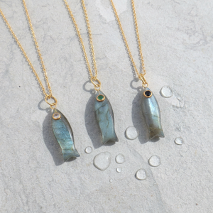 Collier pendentif poisson labradorite flashy en pierre naturelle plaqué or 18 ct mini cz yeux sculpté à la main collier de chaîne câblée en pierres précieuses - Product Image 1
