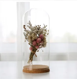 Coperchio a cupola in vetro a prova di polvere con fiore conservato in argilla morbida di lana e feltro per bambola realizzata a mano con coperchio in vetro di sughero