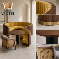 Ensemble de mobilier moderne pour hôtels et restaurants : banquette incurvée sur mesure, tables et chaises de salle à manger pour projets hôteliers