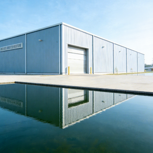 Bâtiment en acier préfabriqué personnalisé pour garage industriel, entrepôt, hangar, atelier, matériau en acier Q355B/Q235B, antirouille - Product Image 1