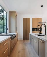 Tendance 2026 : Meuble de cuisine Slim Shaker en chêne blanc avec panneau de porte laqué, construction en contreplaqué, évier inclus, pour usage commercial