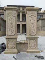 Colonne architecturale carrée en pierre creuse beige moderne sur mesure avec base à capitale cannelée pour la décoration de villas et d'hôtels