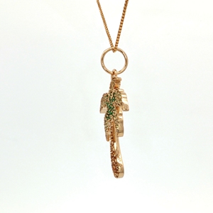 Pendentif palmier multi-saphirs en or jaune 18 carats. Ce pendentif palmier tropical est expertement fabriqué en or jaune 18 carats. - Product Image 5