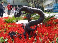 Temple Yard décoré grande statue de dragon debout en or coulé en laiton