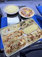 Ligne de production de pizzas entièrement automatique Longyu avec distributeur de sauce, ligne industrielle de formage de bases de pizzas pour légumes et fruits de mer, certifiée CE 80-150