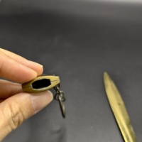 Porte-clés mini épée en métal style anime personnalisé avec fourreau pour boutique de bandes dessinées, vente en gros, logo personnalisé
