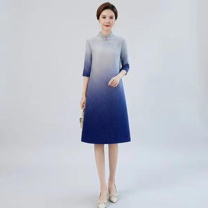 Abito Cheongsam Plissettato Stile Miyake per Donna, Taglia Unica, Colore Sfumato Ombré ad Alta Elasticità, Pronto per la Spedizione - Product Image 1
